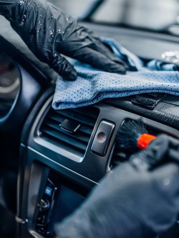 Limpieza y detailing del interior de un coche